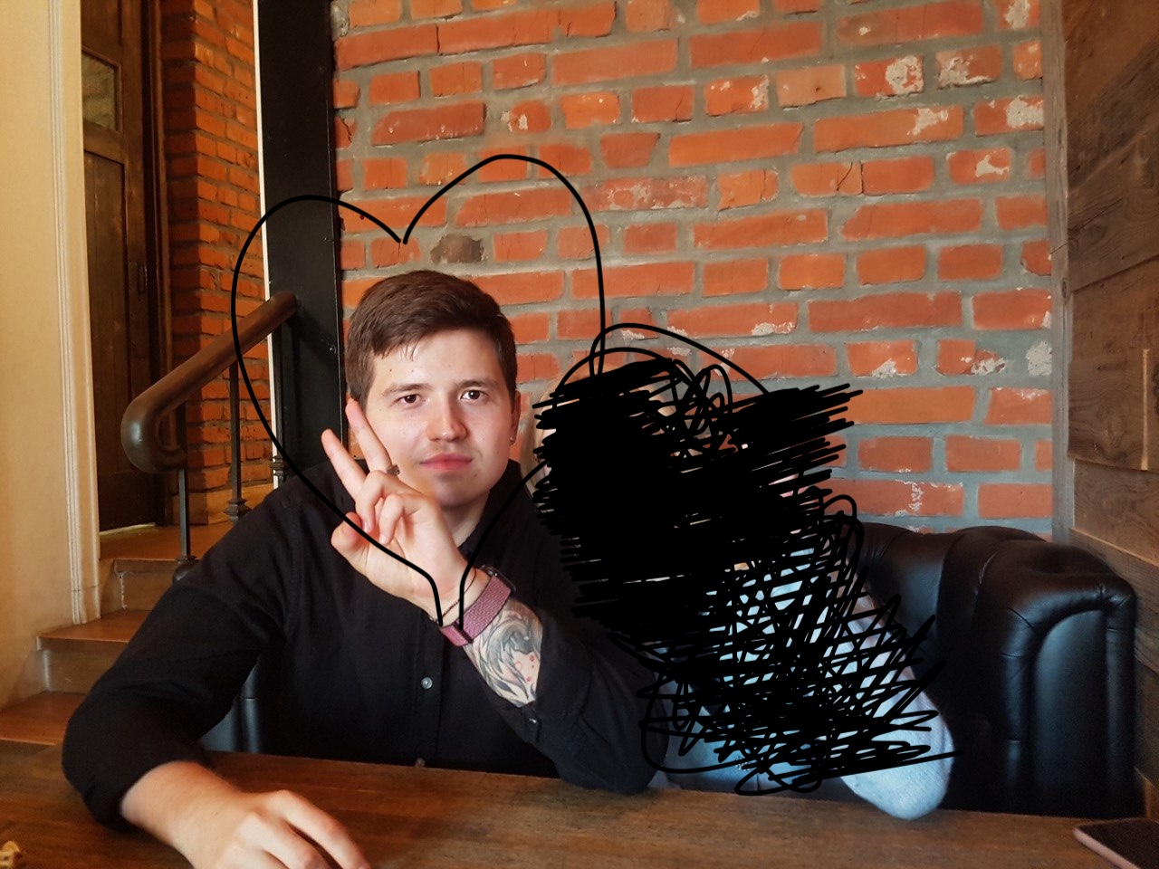 Женя на фоне кирпичной стены, вокруг Жени нарисовано сердце, а второй человек закрашен чёрным